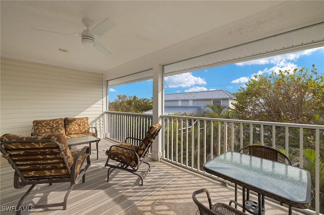 sunroom with ceiling fan