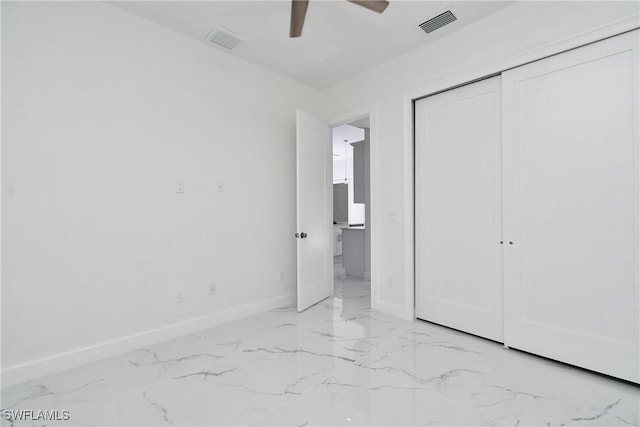 unfurnished bedroom featuring ceiling fan and a closet