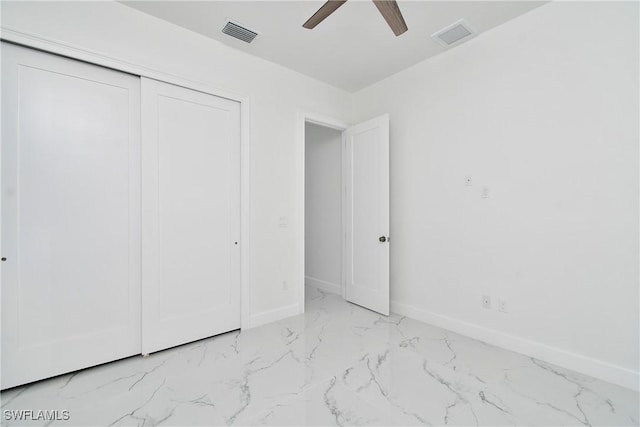 unfurnished bedroom featuring ceiling fan and a closet