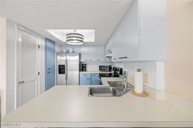 kitchen featuring sink, kitchen peninsula, white cabinets, and stainless steel appliances