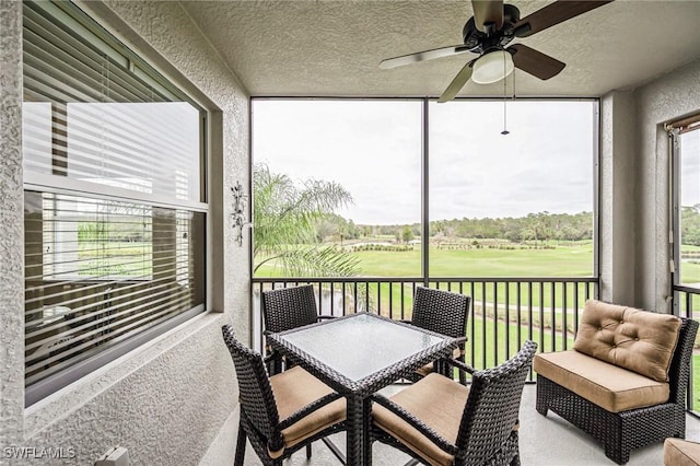 sunroom with ceiling fan