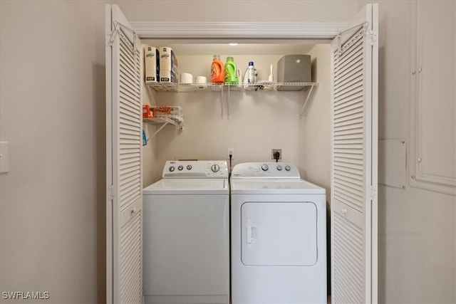 washroom featuring washing machine and clothes dryer