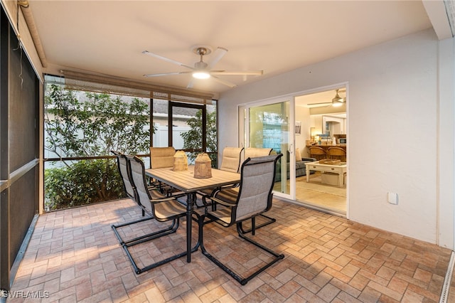 sunroom with ceiling fan