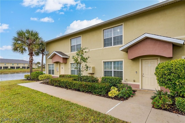 view of front of property featuring a front yard