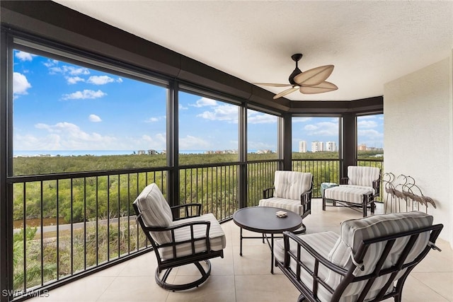 sunroom with ceiling fan