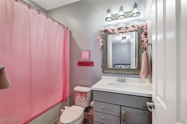 bathroom with toilet, a shower with shower curtain, and vanity