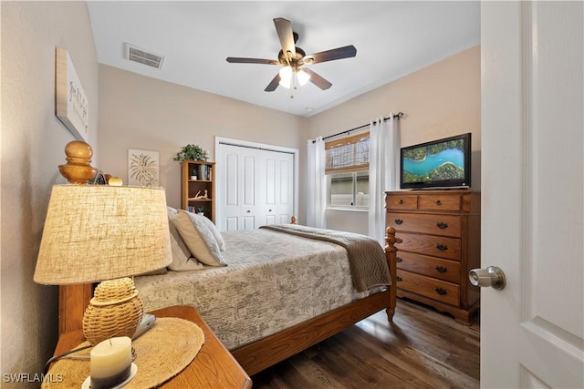 bedroom featuring dark hardwood / wood-style flooring, ceiling fan, and a closet