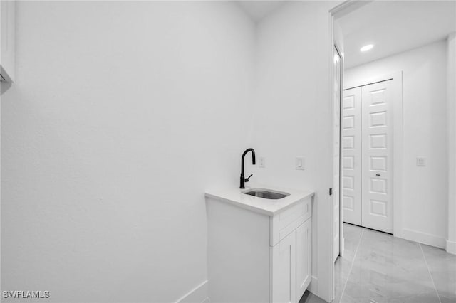 bathroom featuring sink