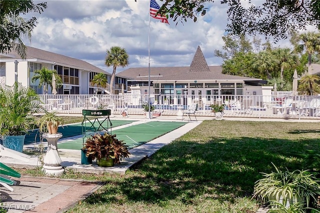 view of property's community featuring a lawn