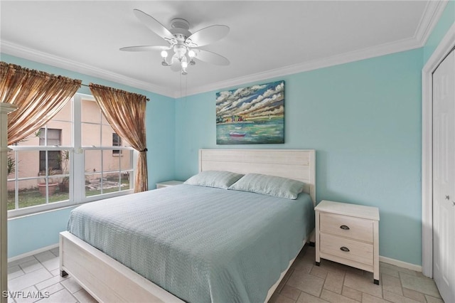 bedroom with crown molding, ceiling fan, and a closet