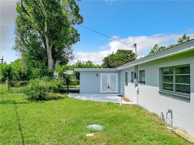 view of yard with a patio area