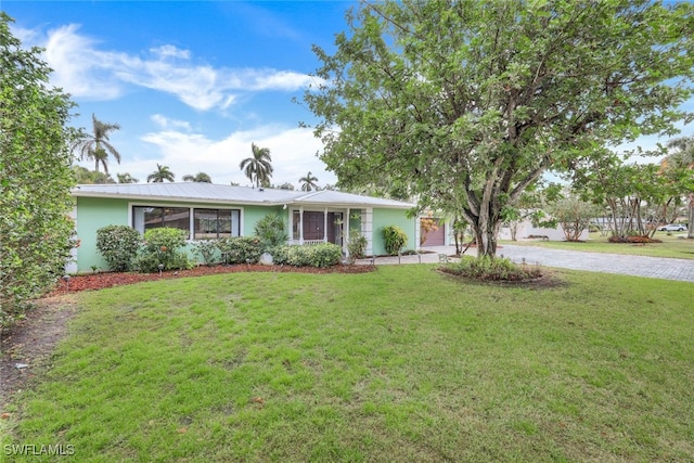 ranch-style house featuring a front yard