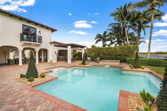 view of swimming pool with an in ground hot tub, outdoor lounge area, a patio, and a pergola