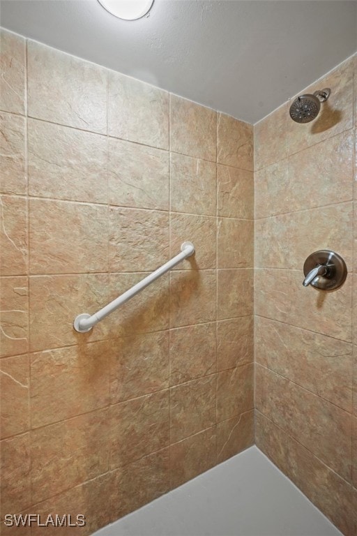 bathroom featuring a tile shower