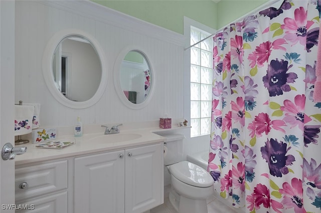 full bathroom with shower / tub combo with curtain, plenty of natural light, toilet, and vanity