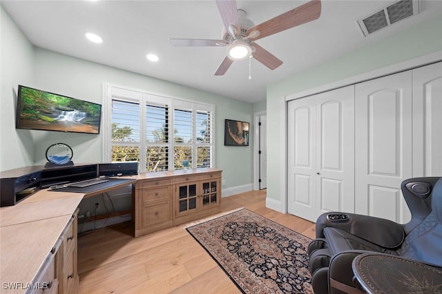 home office featuring light wood finished floors, recessed lighting, visible vents, ceiling fan, and baseboards