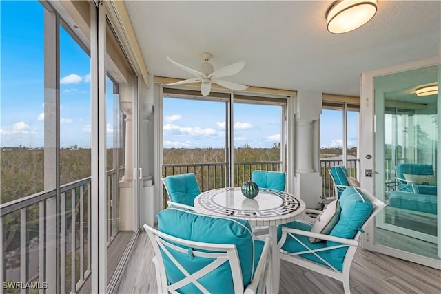 sunroom with ceiling fan