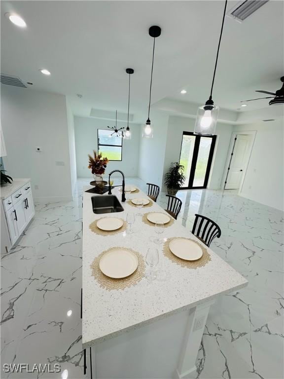 dining space featuring sink and ceiling fan