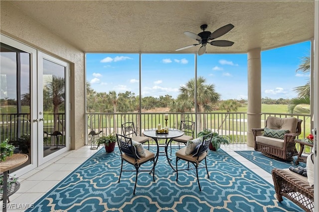 sunroom with ceiling fan