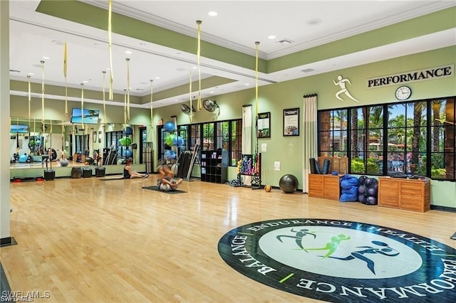 workout area featuring crown molding, wood finished floors, baseboards, visible vents, and recessed lighting