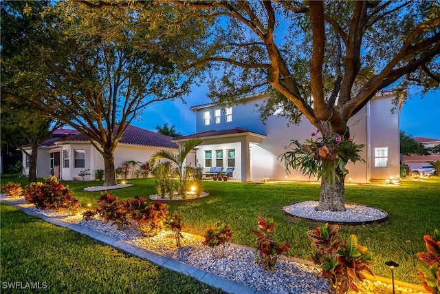 view of front facade featuring a front yard