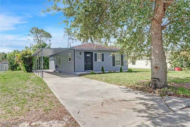 view of front of home featuring a carport and a front lawn