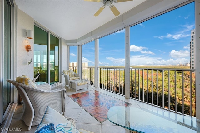 sunroom with ceiling fan