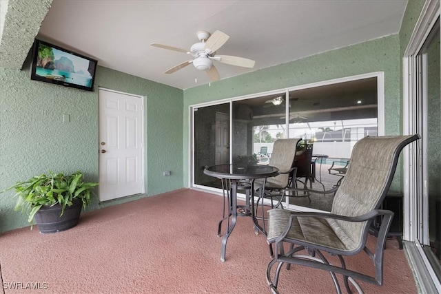 sunroom with ceiling fan