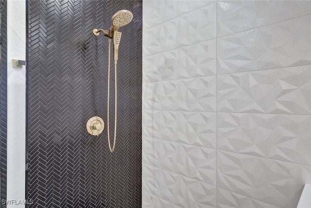 room details featuring tiled shower