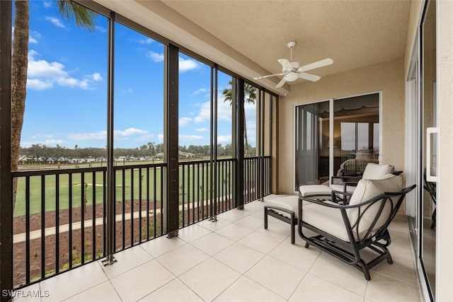 sunroom with ceiling fan