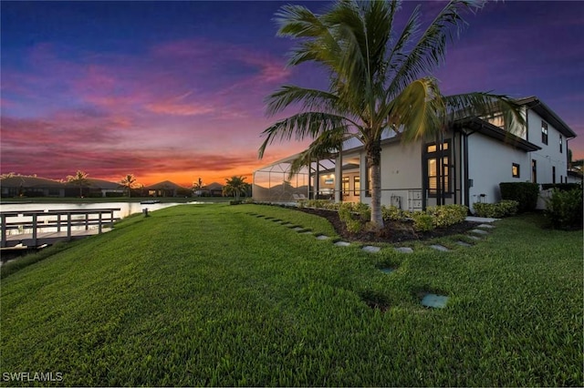 view of yard at dusk