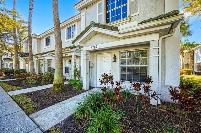 view of front facade with stucco siding