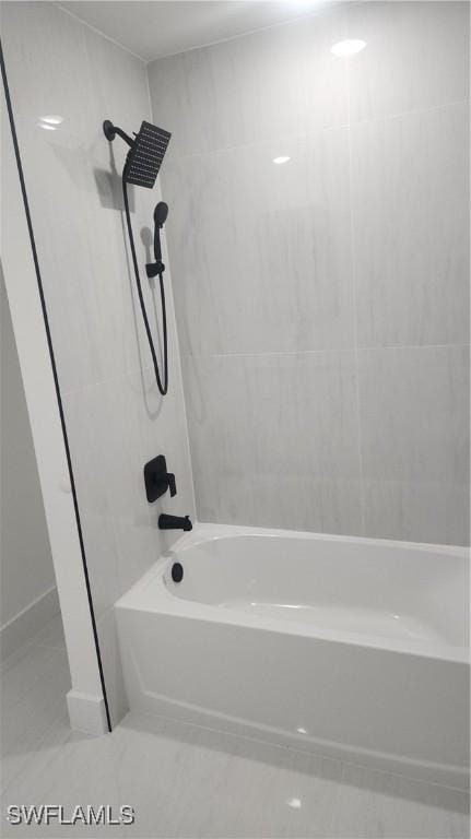 bathroom with tiled shower / bath