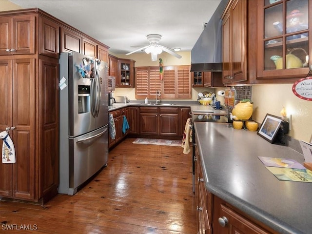kitchen featuring sink, dark wood-type flooring, ceiling fan, stainless steel appliances, and exhaust hood