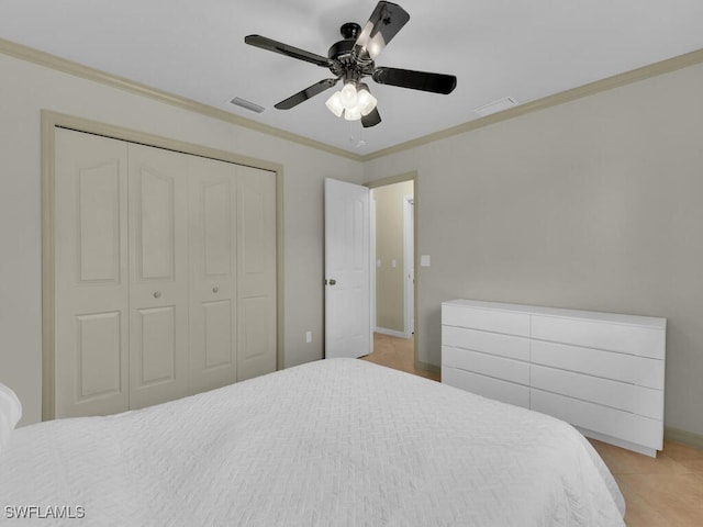 bedroom featuring ceiling fan, a closet, and ornamental molding