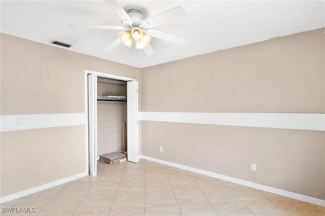 unfurnished bedroom featuring ceiling fan and a closet