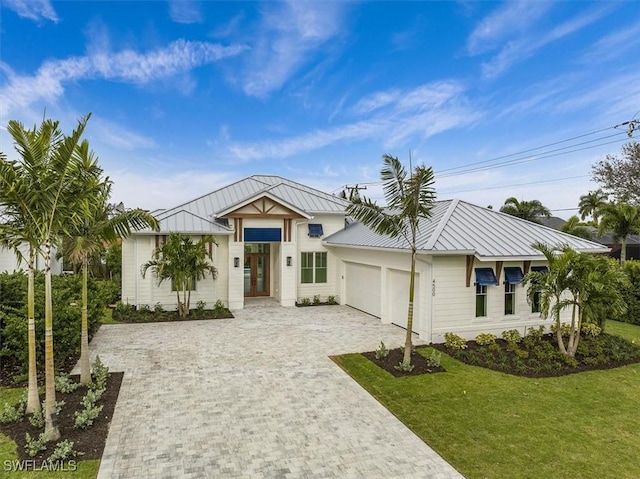 view of front of house featuring a front lawn and a garage