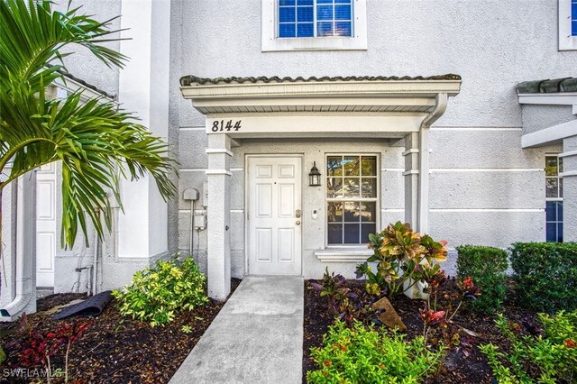 entrance to property with stucco siding