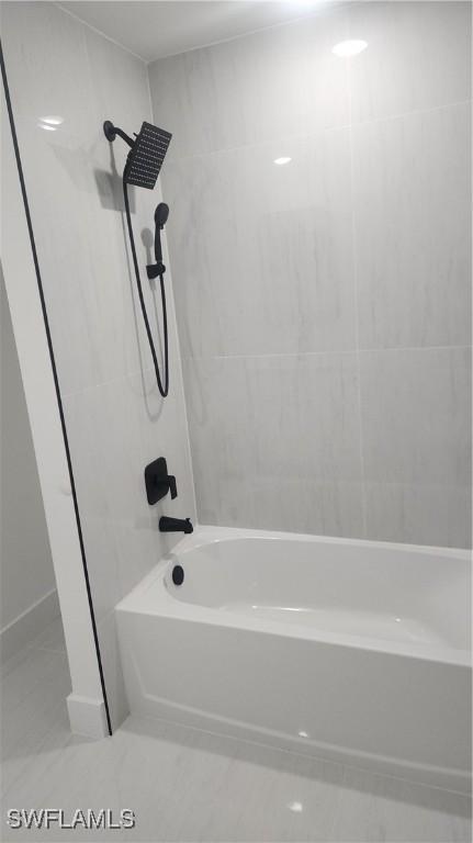 bathroom with tiled shower / bath