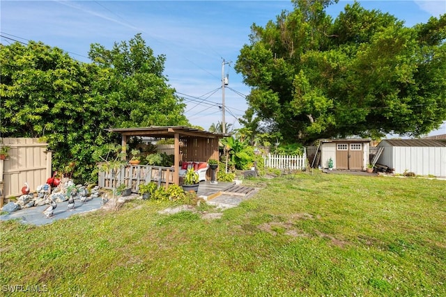 view of yard featuring a storage shed