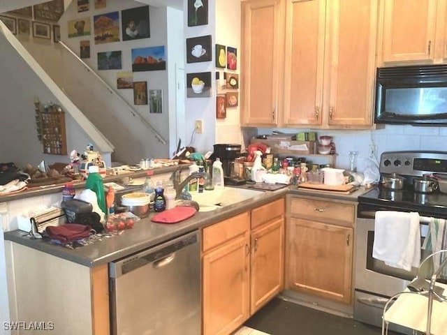 kitchen with stainless steel appliances, sink, and decorative backsplash