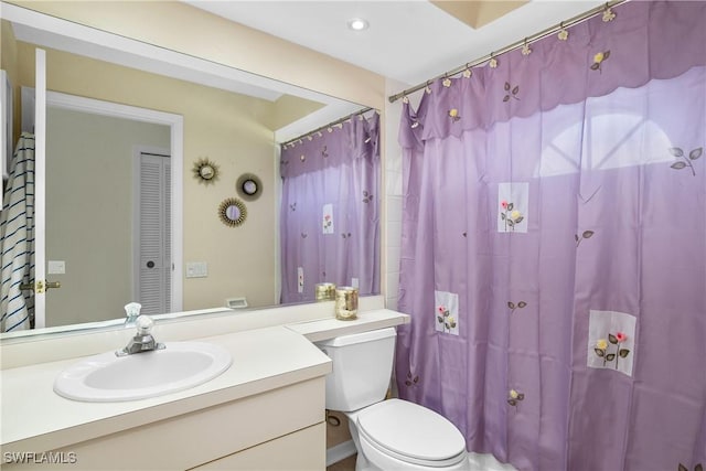 full bathroom with shower / tub combo with curtain, vanity, and toilet