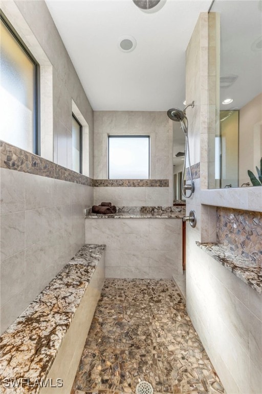 bathroom featuring a tile shower