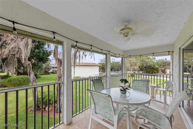 sunroom with ceiling fan