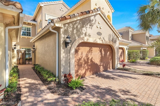 view of front facade featuring a garage