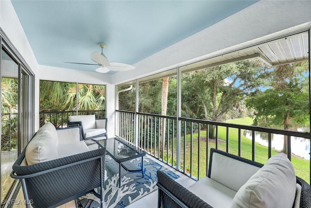 sunroom with ceiling fan