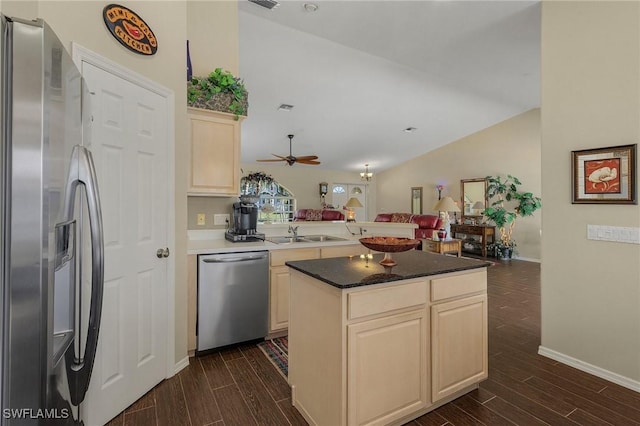 kitchen with a kitchen island, stainless steel appliances, sink, kitchen peninsula, and vaulted ceiling