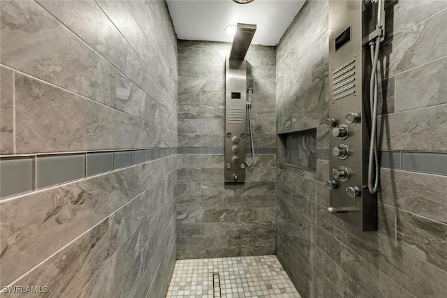 bathroom featuring a tile shower