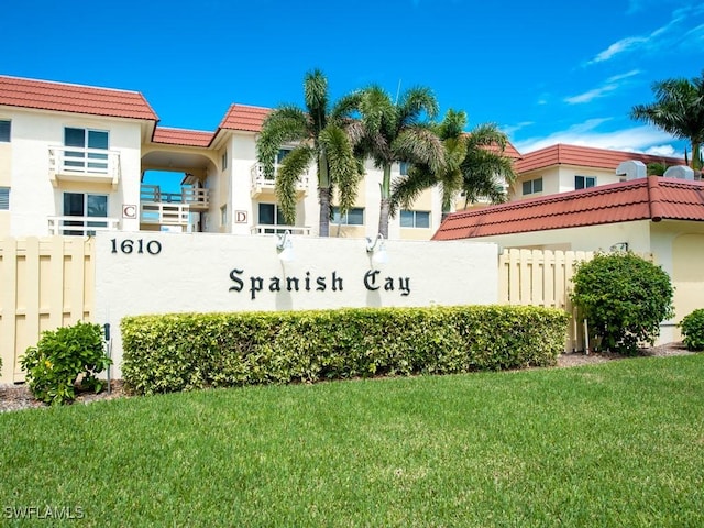 community / neighborhood sign featuring a yard