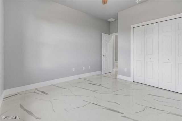 unfurnished bedroom featuring ceiling fan and a closet